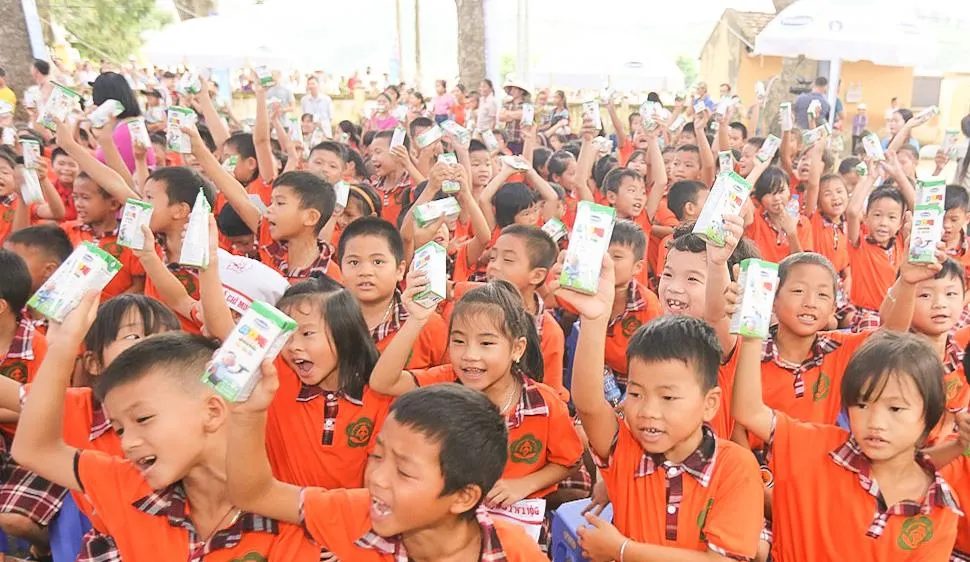 Tính đến nay, Quỹ sữa Vươn cao Việt Nam đã trao tặng hơn 35 triệu ly sữa với tổng giá trị tương đương gần 150 tỷ đồng cho 440 ngàn trẻ em khó khăn trên khắp Việt Nam