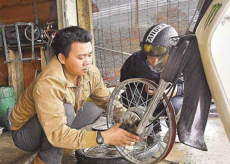 Hoàng “hiệp sĩ” làm nghề sửa xe kiêm cứu hộ trên đèo Lò Xo với quan niệm cứu người: Cứ thấy người ta bị nạn thì mình xông vào cứu thôi! Ảnh: HỮU PHÚC