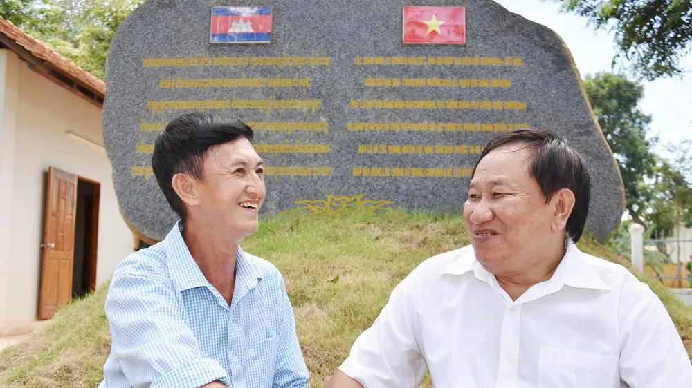 Gắn bó thủy chung, trọn nghĩa vẹn tình