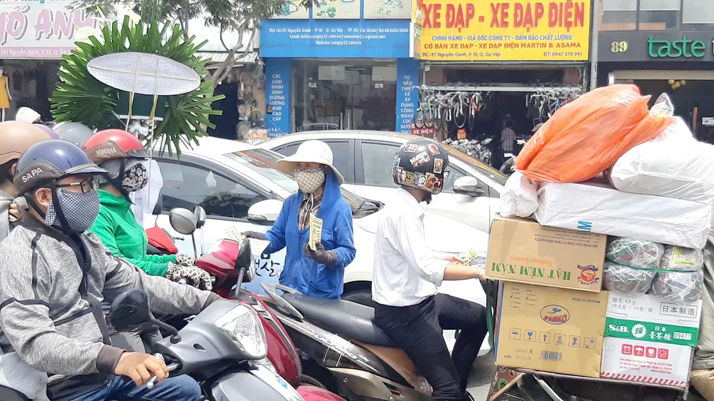 Rác tờ rơi quảng cáo vẫn tràn lan