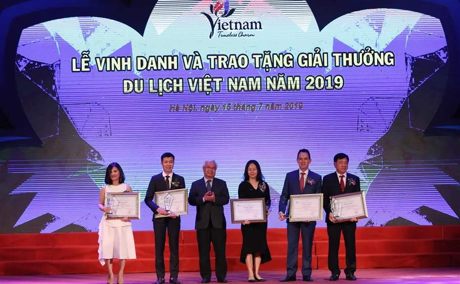 Đại diện Sun Group nhận Giải thưởng Doanh nghiệp đầu tư vào lĩnh vực du lịch hàng đầu Việt Nam 2019