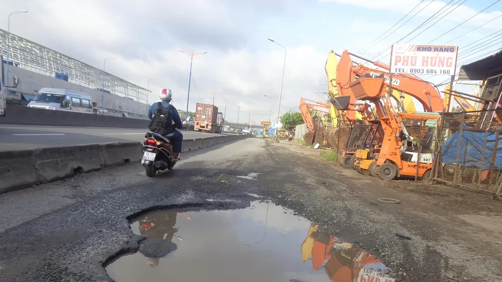 Hố khủng gây nguy hiểm