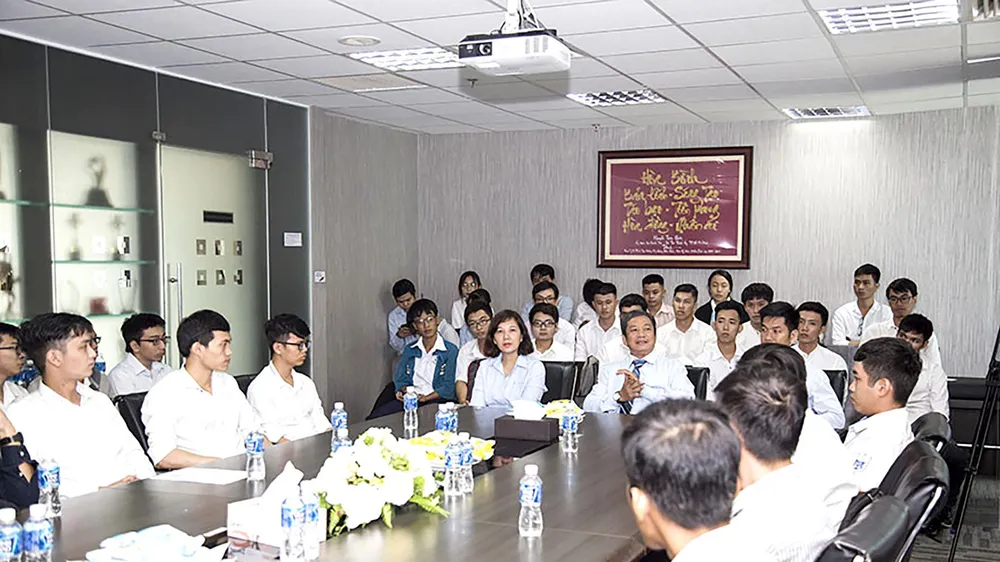 Tập đoàn Xây dựng Hòa Bình trao chứng nhận cho sinh viên thực tập