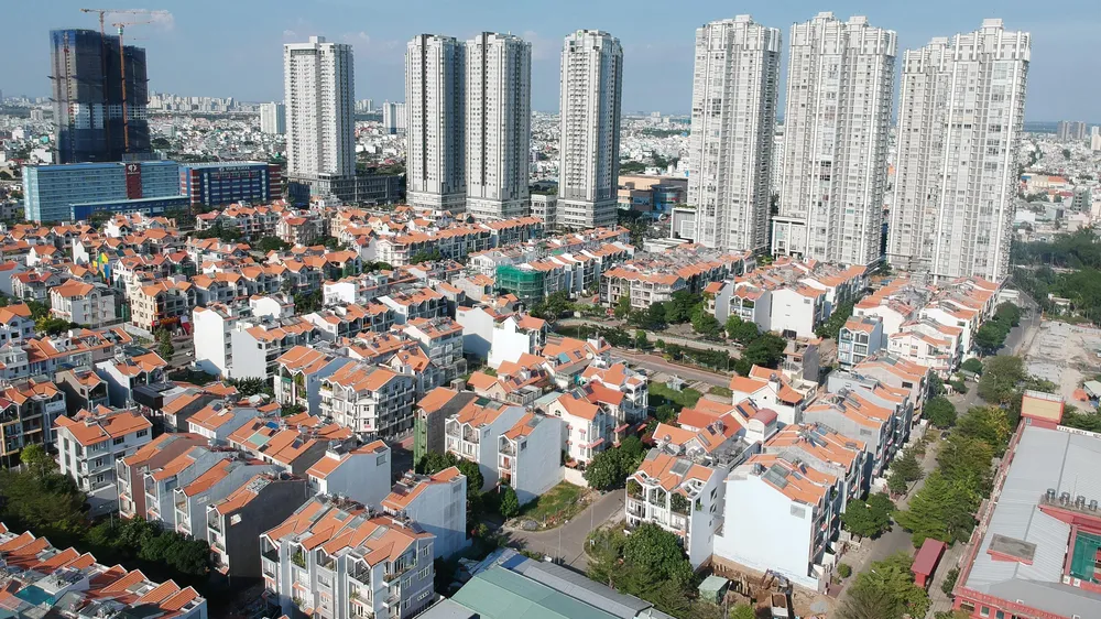 Dân cư tăng nhanh, nhà ở “hụt hơi”