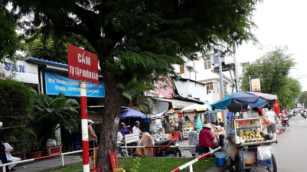 Hàng rong "bủa vây" bệnh viện