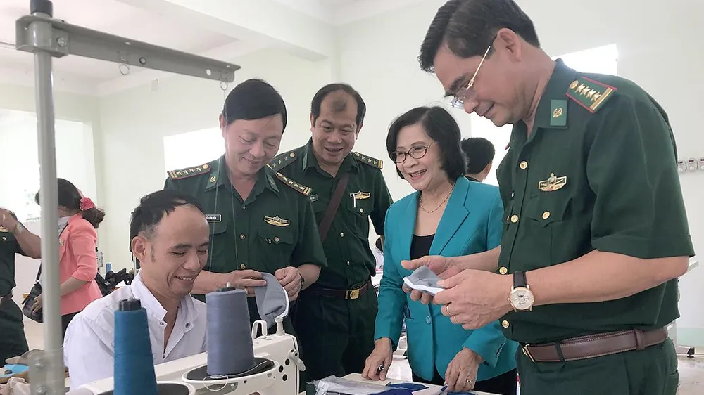 Mẹ của em ở trường…
