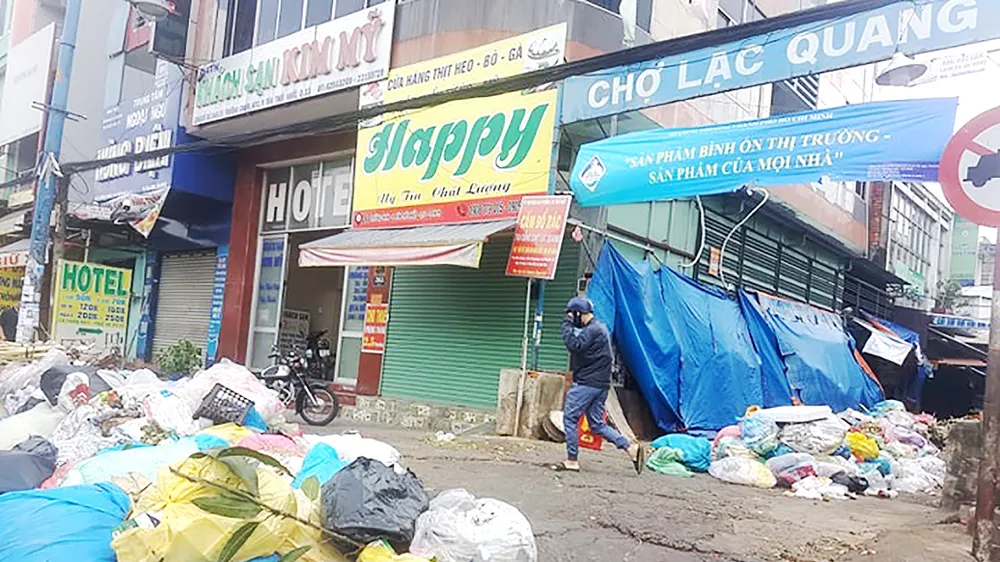 Rác chất thành đống ngay đầu chợ