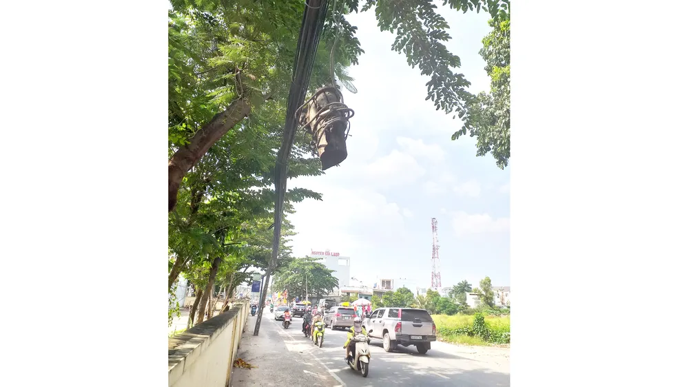 Khúc gỗ treo lủng lẳng, hiểm nguy rình rập