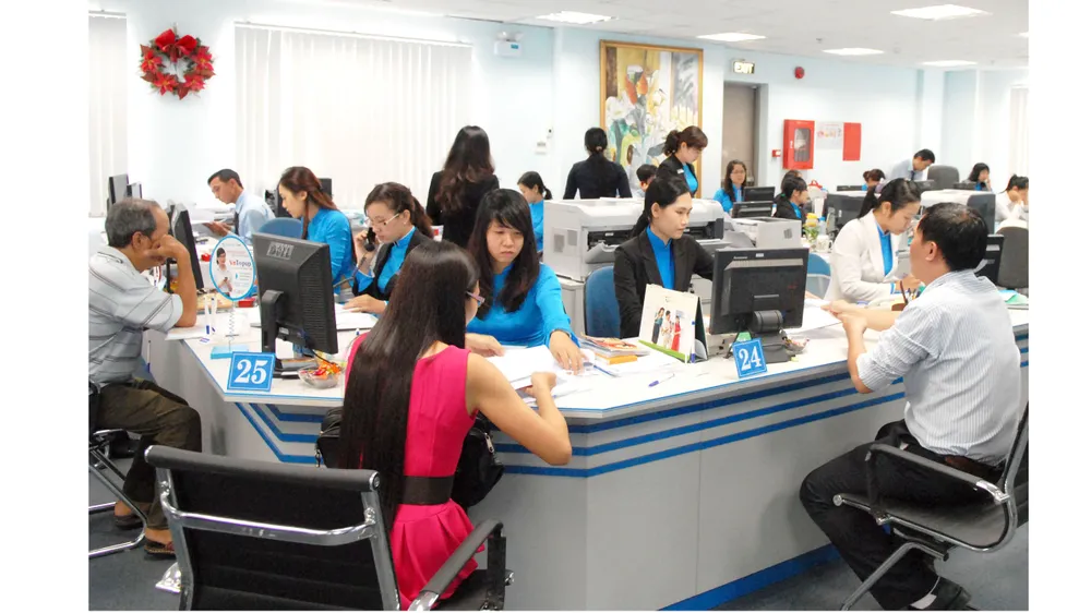 Khách hàng giao dịch tại một chi nhánh ngân hàng ở TPHCM. Ảnh: THÀNH TRÍ