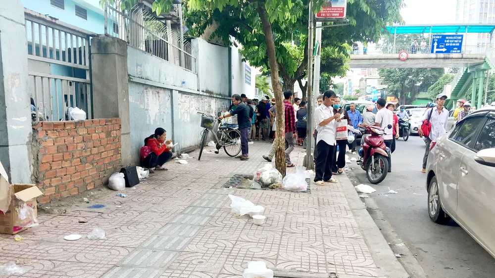 Rác thức ăn dư thừa "bủa vây" cổng bệnh viện