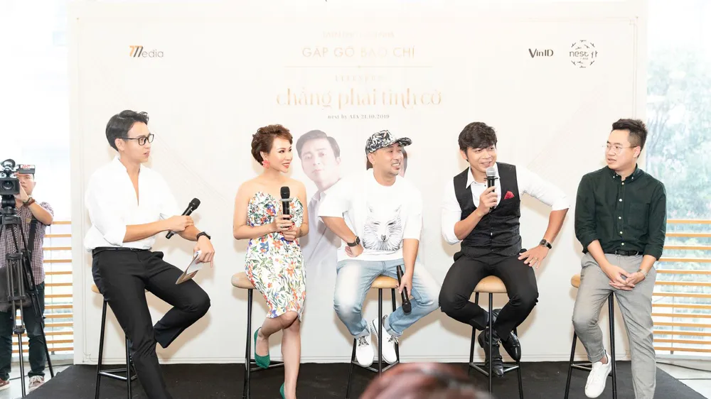Ca sĩ Uyên Linh và Lân Nhã trong buổi họp báo giới thiệu liveshow “Chẳng phải tình cờ”
