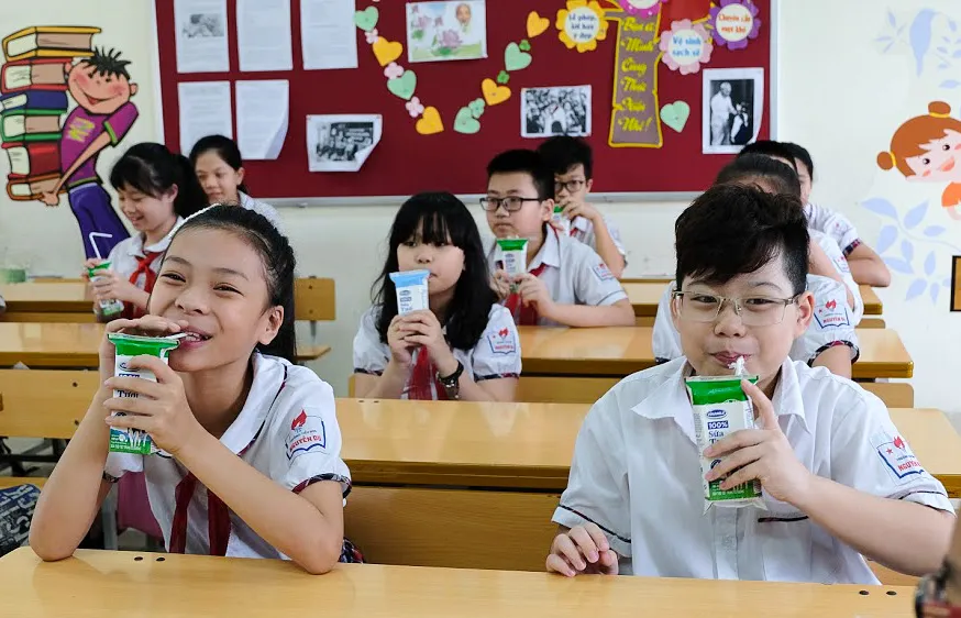 Sau 12 năm tiên phong thực hiện chương trình Sữa học đường, Vinamilk đã hỗ trợ hơn 300 tỷ đồng với hơn 175 triệu hộp sữa cho hơn 3 triệu trẻ em học sinh mầm non, tiểu học