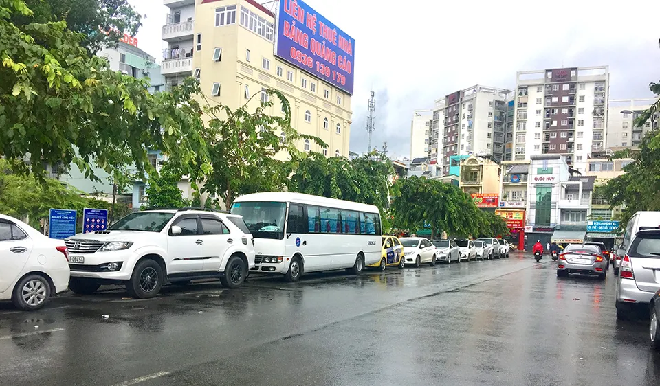 Nạn tùy tiện đậu xe dưới lòng đường