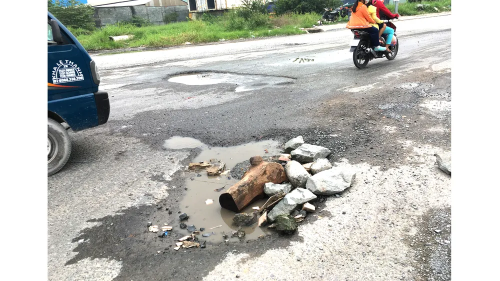Lấy đá to lấp ổ gà, nguy hiểm khó lường