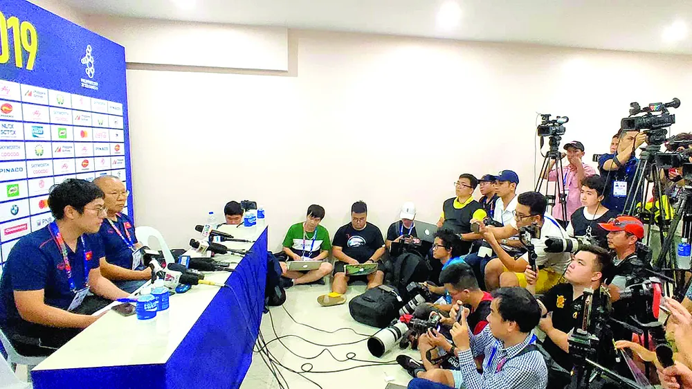 Các phóng viên Việt Nam tác nghiệp tại SEA Games 30. Ảnh: DŨNG PHƯƠNG