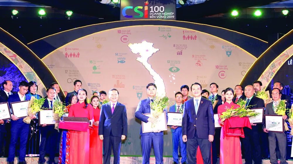 Đại diện Lãnh đạo Công ty Yến sào Khánh Hòa nhận chứng nhận