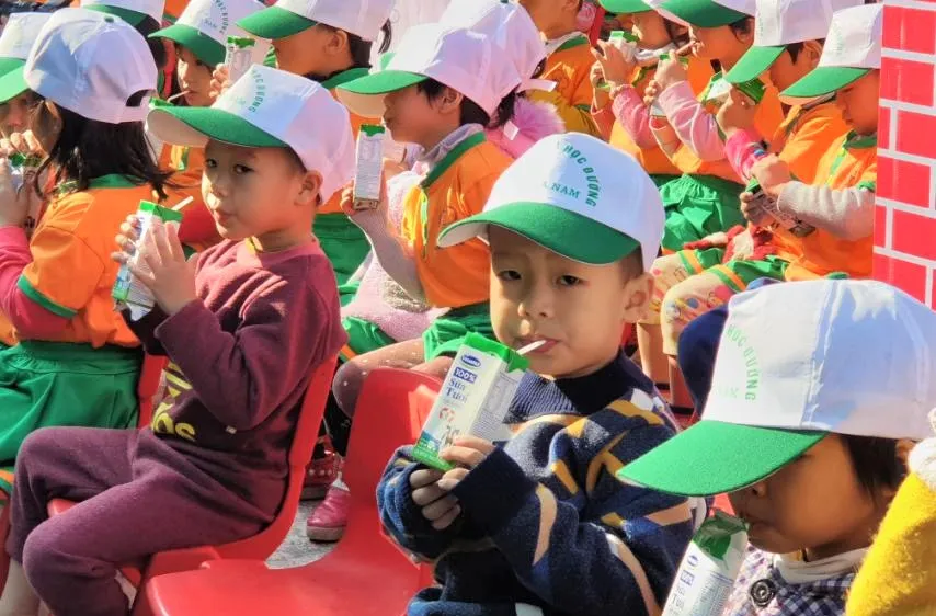 Các em học sinh tỉnh Hà Nam tham gia uống sữa tại lễ phát động chương trình Sữa học đường năm 2019.