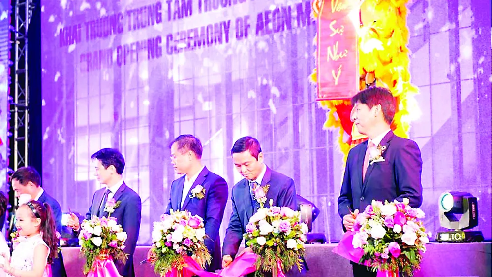 Ông Lê Viết Hải - CT.HĐQT, TGĐ Hòa Bình (thứ 2 từ bên phải qua) thực hiện nghi thức khai trương