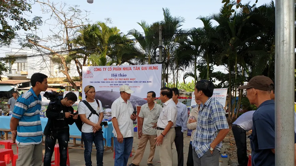 Bà con địa phương tham dự hội thảo tìm hiểu túi trữ nước ngọt của Công ty CP Nhựa Tân Đại Hưng.