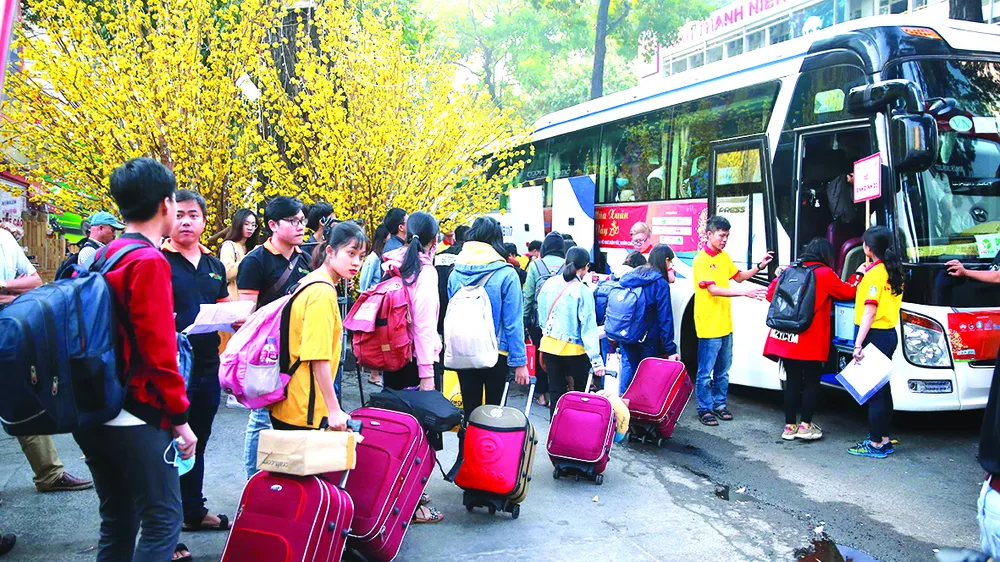 Những “Chuyến xe mùa xuân” đưa hơn 2.500 sinh viên khó khăn rời TPHCM về quê đón tết. Ảnh: DŨNG PHƯƠNG
