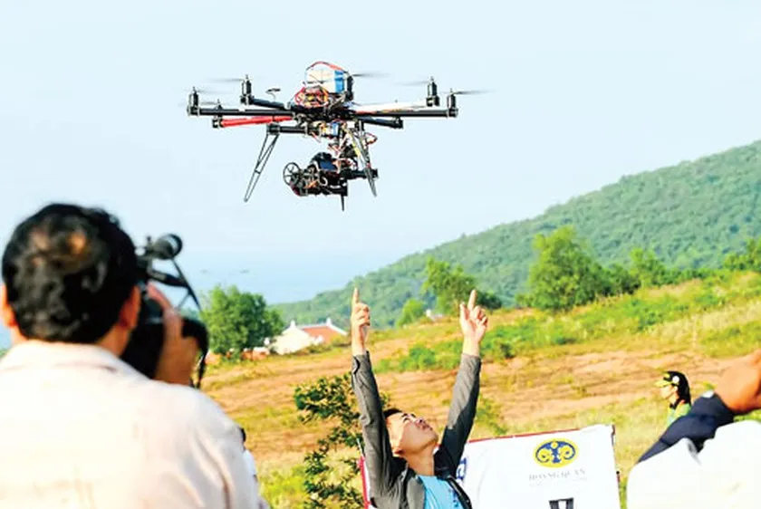 Việc cất cánh flycam phải tuân thủ quy định pháp luật