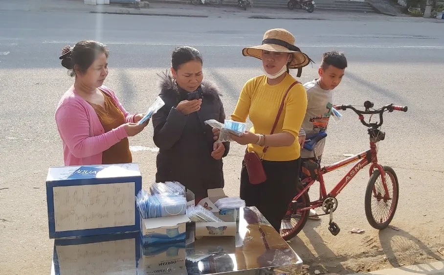 Cô giáo ở Quảng Ngãi phát khẩu trang y tế miễn phí cho người đi đường