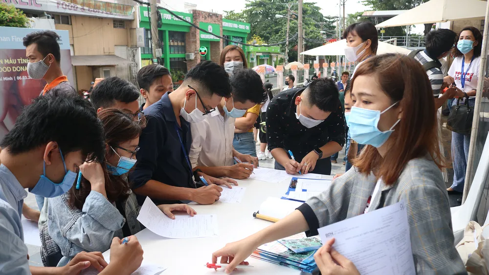 Rất đông tình nguyện viên đăng ký hiến máu