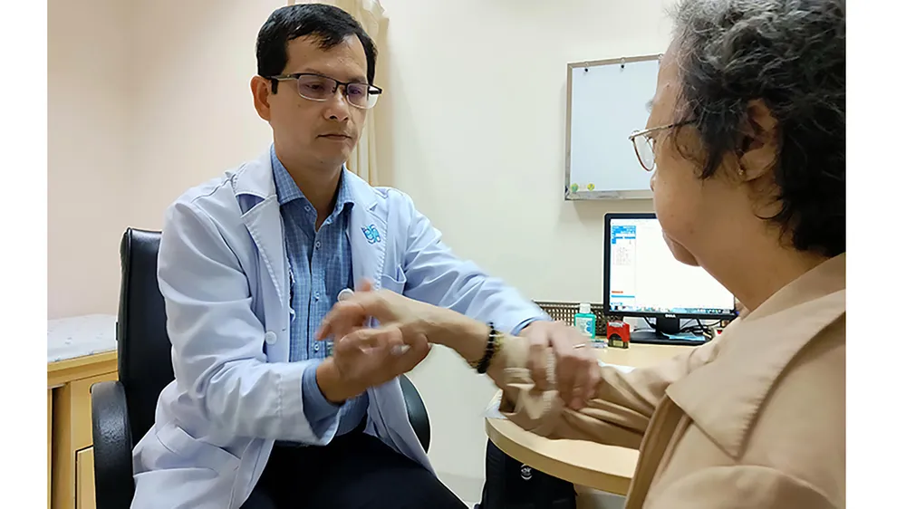 Người già, bệnh mãn tính càng cẩn trọng với Covid-19