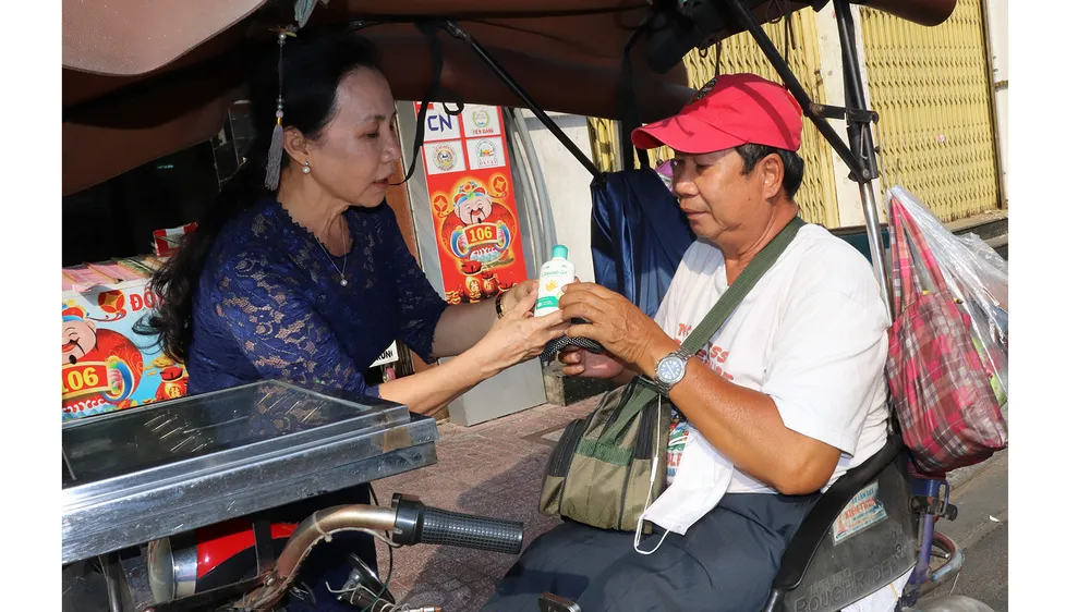 Lan tỏa tính nhân văn và trách nhiệm giữa mùa dịch bệnh - Bài 2: Ấm áp tình người 