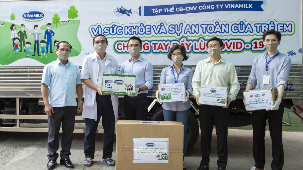 Đại diện Vinamilk trao tặng sữa, khẩu trang và xà phòng rửa tay cho Giám đốc Trung tâm Phục hồi chức năng và trợ giúp trẻ khuyết tật tại TPHCM
