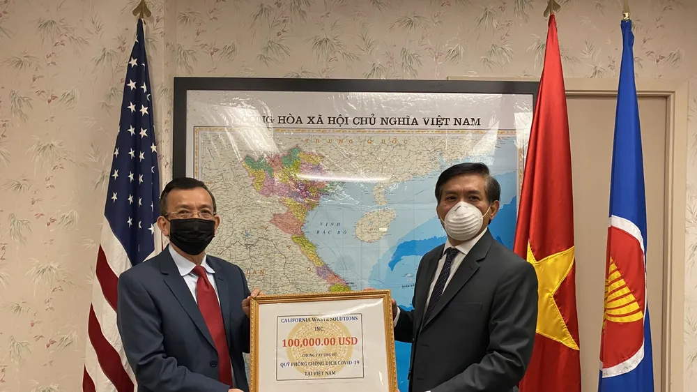 Ông David Dương, Chủ tịch Công ty California Waste Solutions trao tặng số tiền ủng hộ Quỹ phòng, chống dịch Covid-19 thông qua Tổng lãnh sự quán Việt Nam tại San Francisco. Ảnh: Tổng Lãnh Sự Quán Việt Nam tại San Francisco