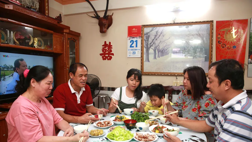 Bữa cơm gia đình thời hiện đại 