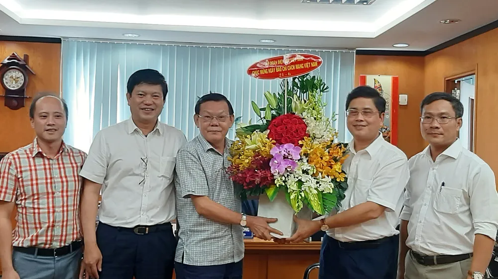 Ông Võ Quang Lâm, Phó Tổng Giám đốc Tập đoàn Điện lực Việt Nam thăm, chúc mừng Báo SGGP nhân dịp kỷ niệm 95 năm Ngày Báo chí Cách mạng Việt Nam