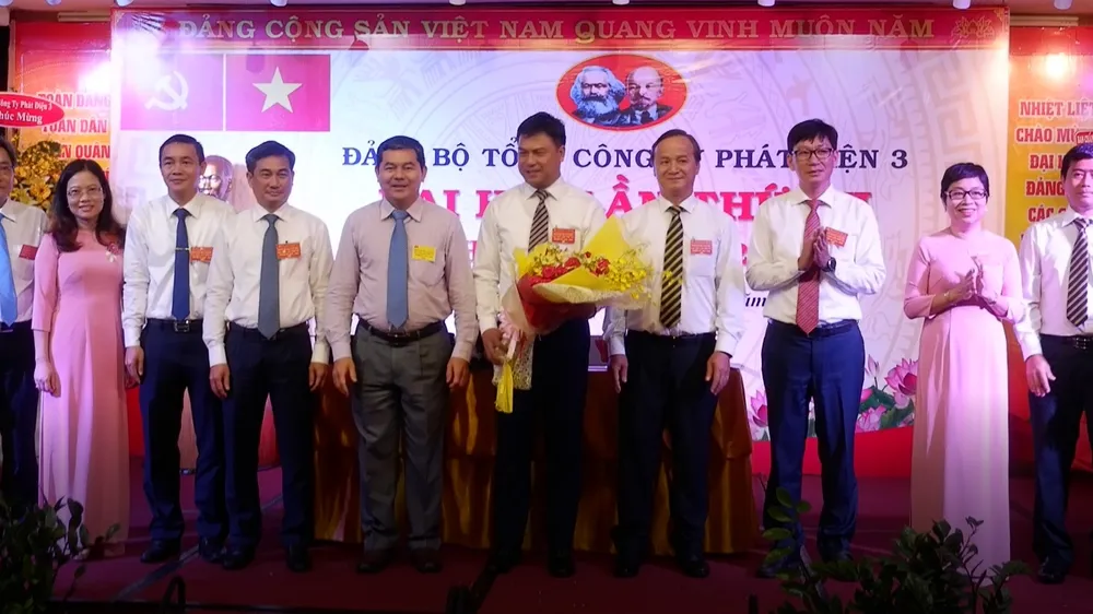 Đồng chí Võ Văn Yên (thứ 5 từ trái sang) chúc mừng Ban Chấp hành Đảng bộ Tổng Công ty Phát điện 3 nhiệm kỳ mới