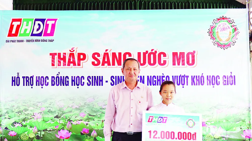 Công ty TNHH MTV Xổ số Kiến thiết Đồng Tháp trao học bổng “Thắp sáng ước mơ” 