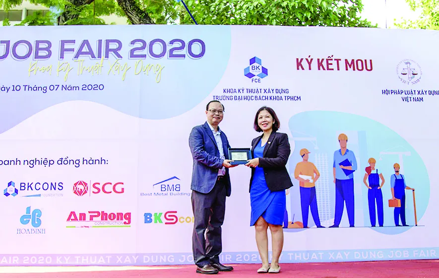 Hòa Bình trao tặng 10 suất học bổng cho sinh viên Đại học Bách Khoa TPHCM