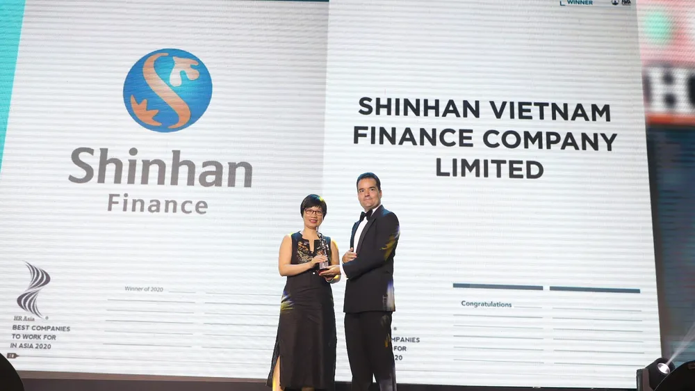 Bà Trần Thị Ngọc Nhung, Giám đốc Nhân sự Shinhan Finance tiếp nhận Giải thưởng Nơi làm việc tốt nhất châu Á