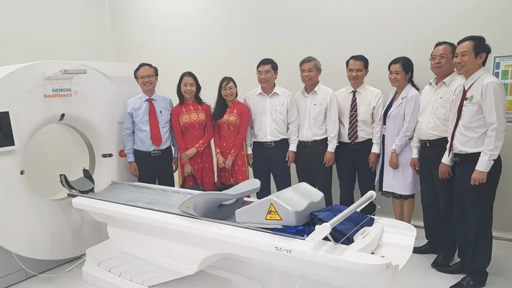 Các đại biểu tham quan máy CTscan thế hệ mới được Bệnh viện Quận 9 đầu tư từ nguồn vay kích cầu của TP