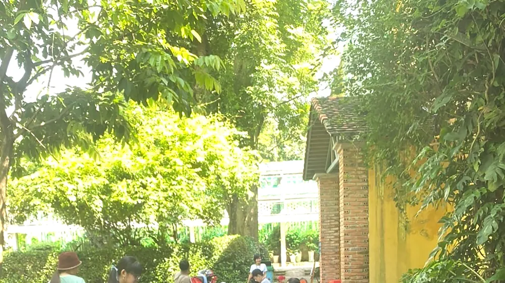 Một buổi học vẽ ngoài trời dành cho thiếu nhi tại Thảo Cầm viên Sài Gòn 
