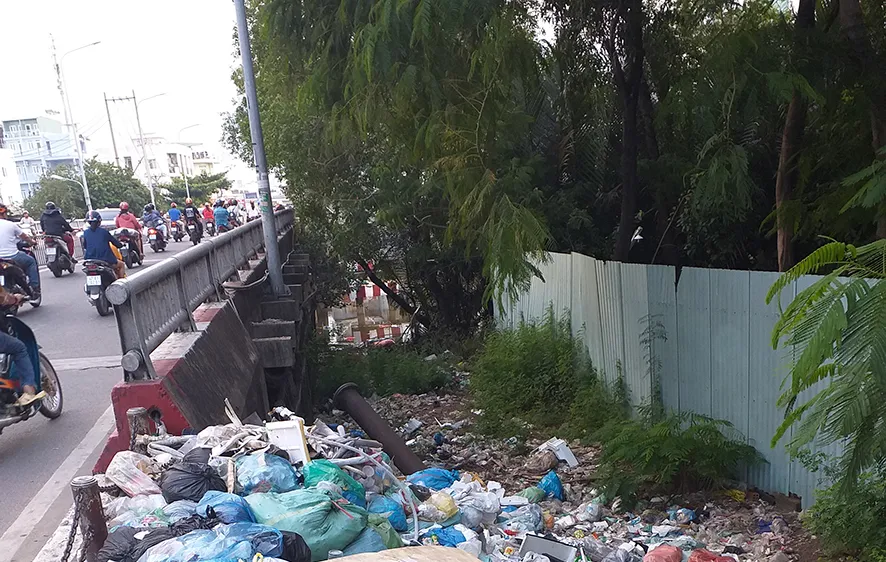 Bãi rác tự phát đầu cầu Kênh Xáng