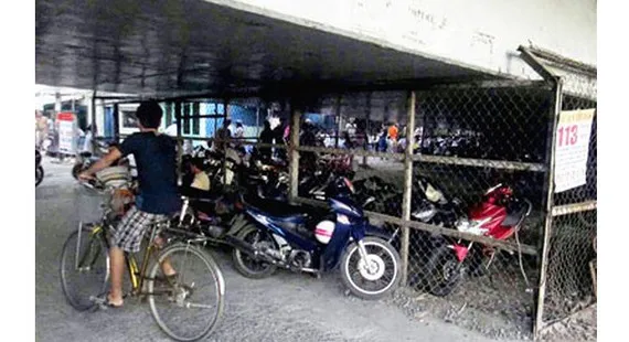 Bãi giữ xe dưới gầm cầu vượt Phú Mỹ