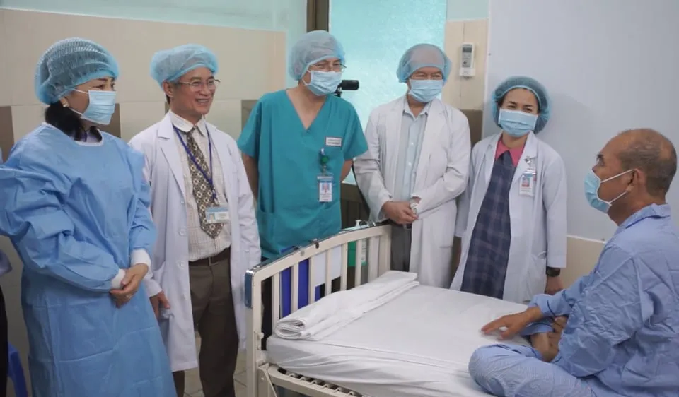 Bác sĩ đang thăm hỏi, trò chuyện với bệnh nhân 