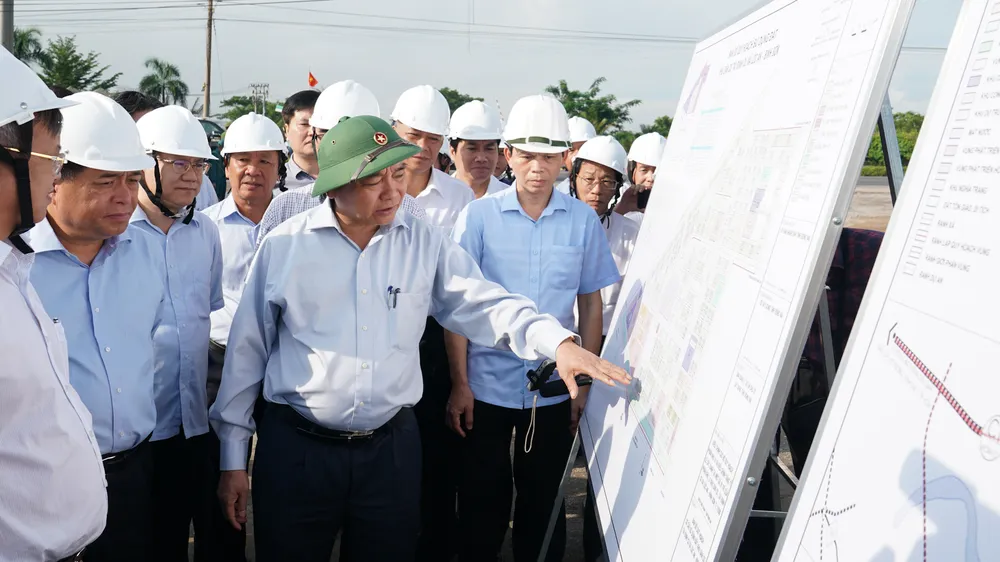 Thủ tướng Nguyễn Xuân Phúc đi kiểm tra thực tế dự án xây dựng sân bay Long Thành 