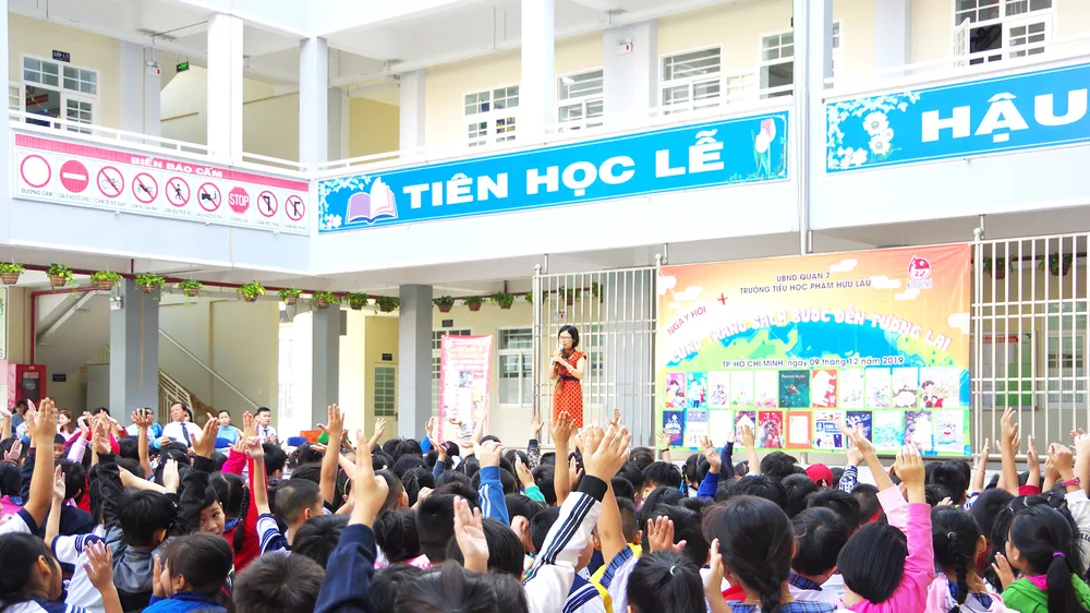 Mang sách về trường học