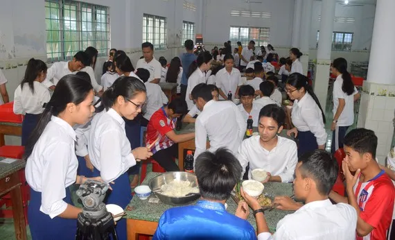 Nâng bước nữ sinh dân tộc đến trường
