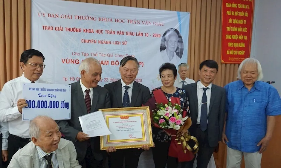 Nhóm tác giả thực hiện công trình “Vùng đất Nam bộ” nhận giải thưởng Trần Văn Giàu 2020. Ảnh: www.hcmcpv.org.vn