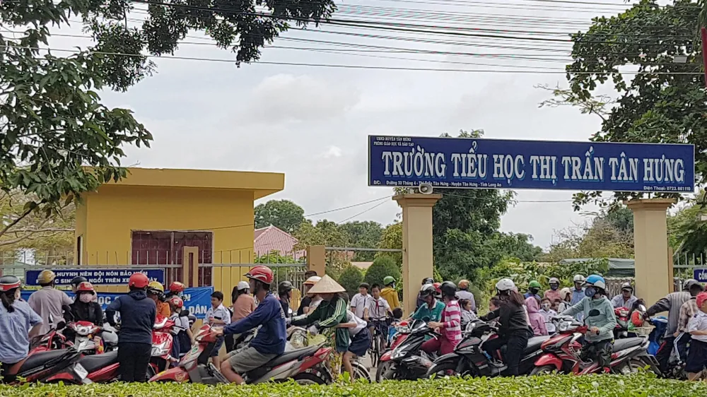Trường Tiểu học thị trấn Tân Hưng, nơi xảy ra lạm thu các khoản tiền của phụ huynh 