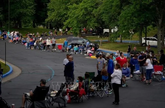Người lao động xếp hàng đăng ký tìm việc tại trung tâm việc làm Kentucky ở Frankfort, Kentucky (Mỹ) ngày 18/6/2020. Ảnh: REUTERS/TTXVN