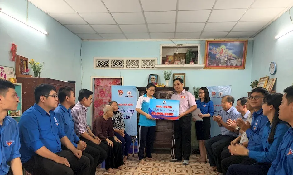 Trao tặng học bổng cho em Nguyễn Thị Ánh Ngọc. Ảnh: TẤN KHƯƠNG