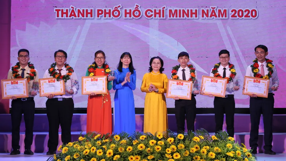 Phó Bí thư Thành ủy, Chủ tịch HĐND TPHCM Nguyễn Thị Lệ trao bằng khen các cá nhân được tuyên dương nhà giáo trẻ tiêu biểu. Ảnh: HOÀNG HÙNG